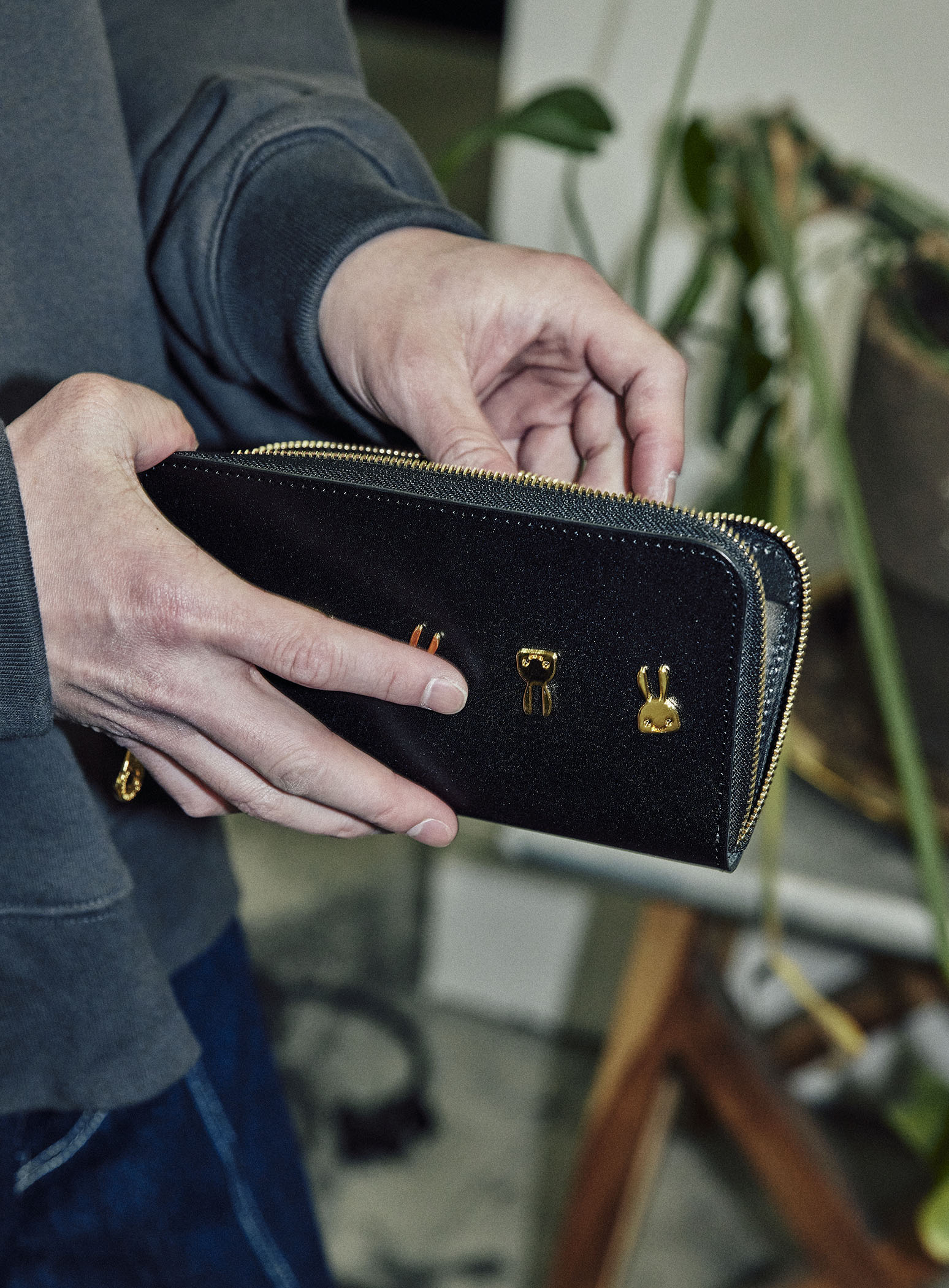 金ウサギスタッズロングウォレット U5｜ウサギがいる｜CUNE ONLINE STORE