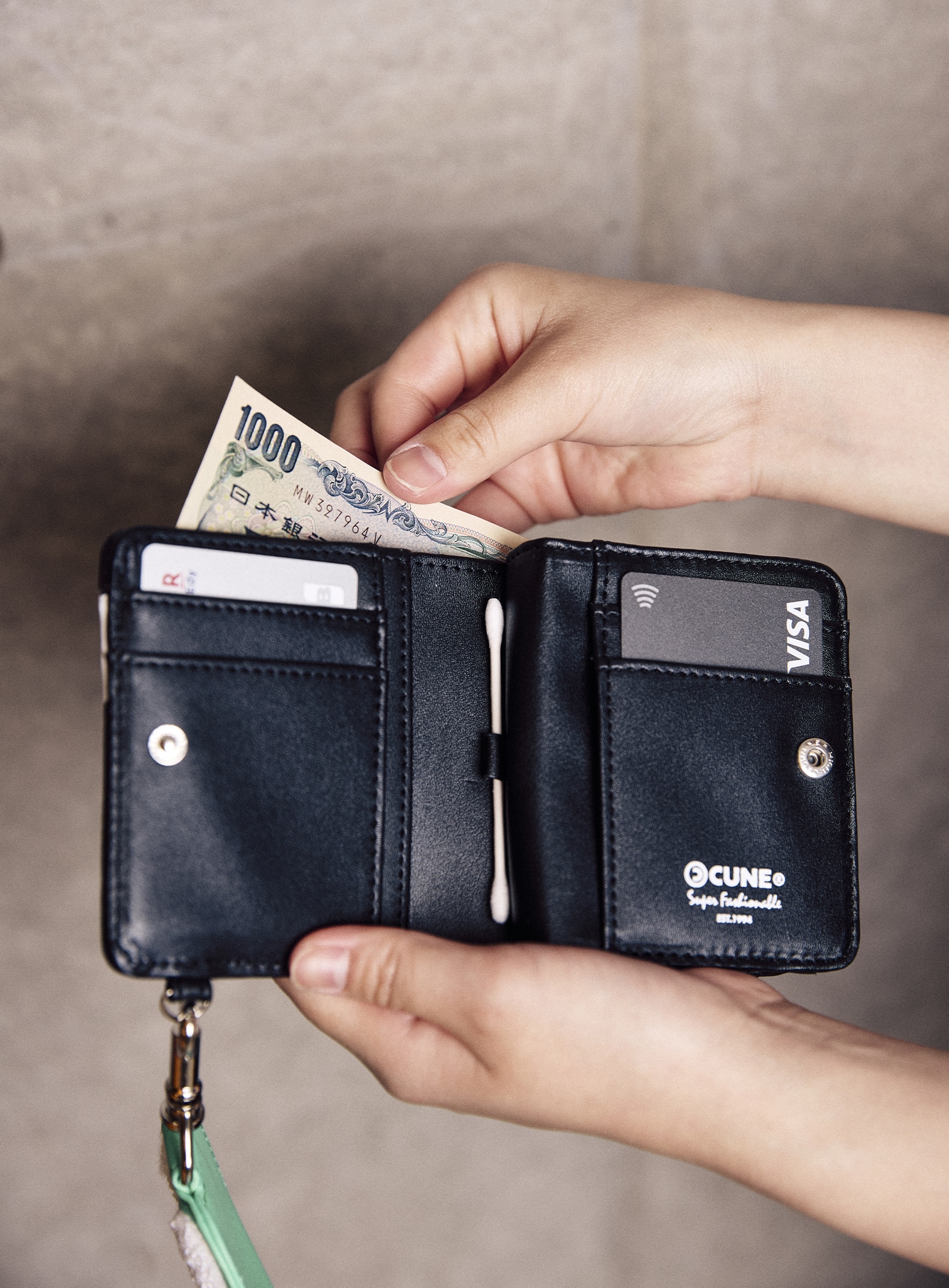 もこもこウサギストラップ+ウォレット｜ウサギがいる｜CUNE ONLINE STORE