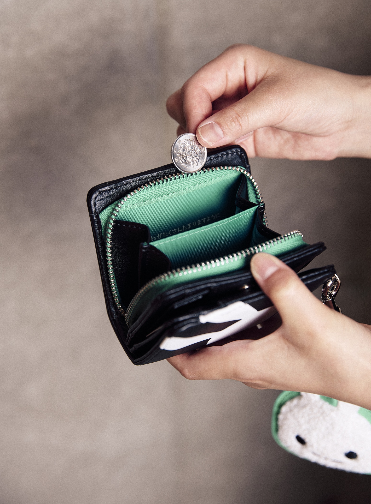 もこもこウサギストラップ+ウォレット｜ウサギがいる｜CUNE ONLINE STORE