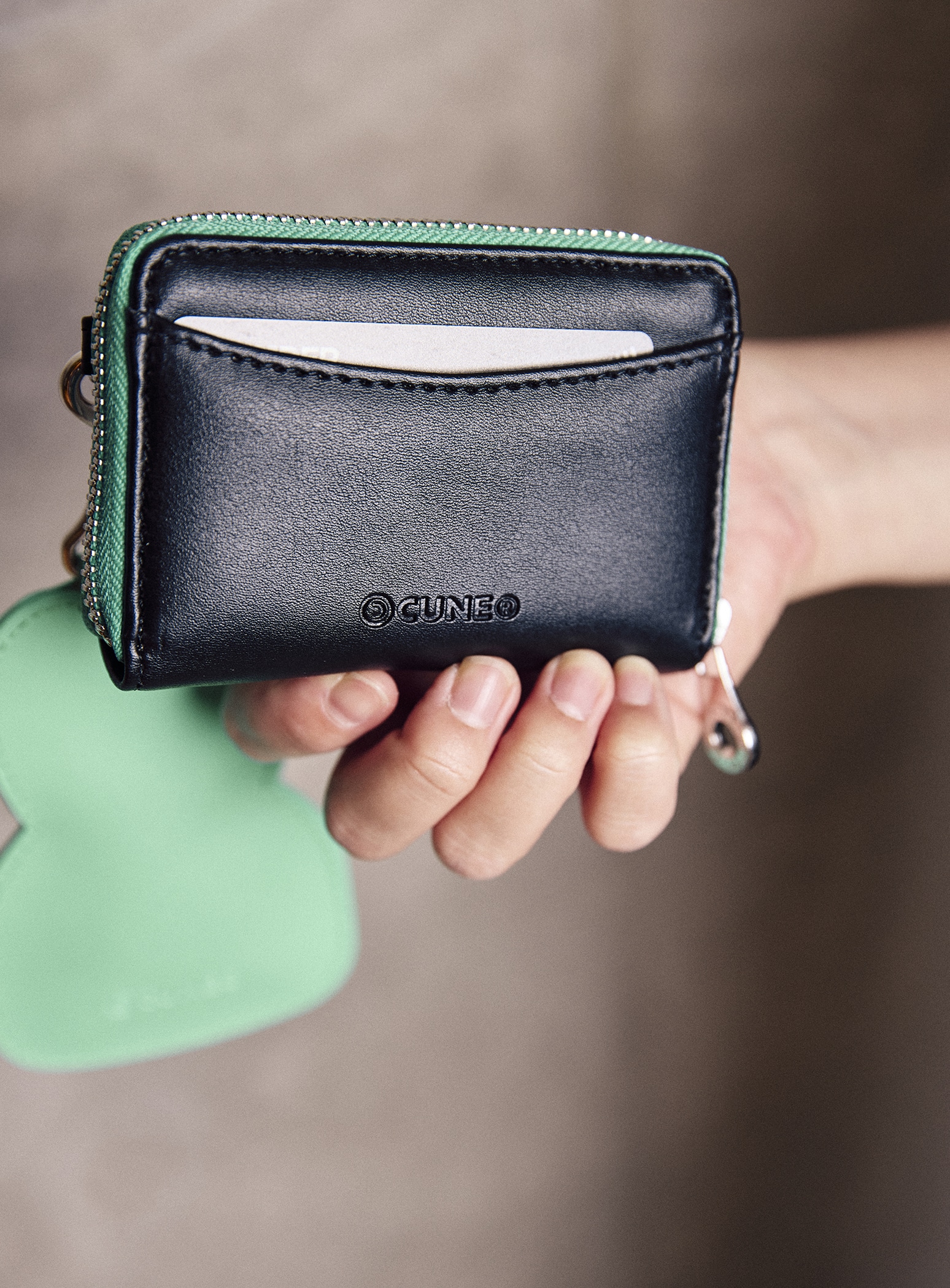 もこもこウサギストラップ+カードコインケース｜ウサギがいる｜CUNE