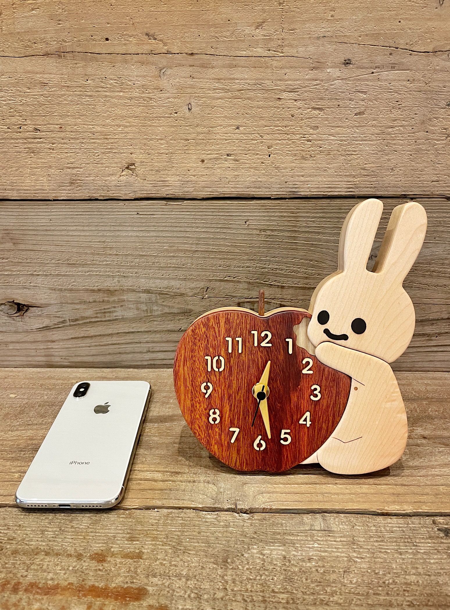 木でできたうさぎとりんごの置き時計｜ウサギがいる｜CUNE ONLINE STORE