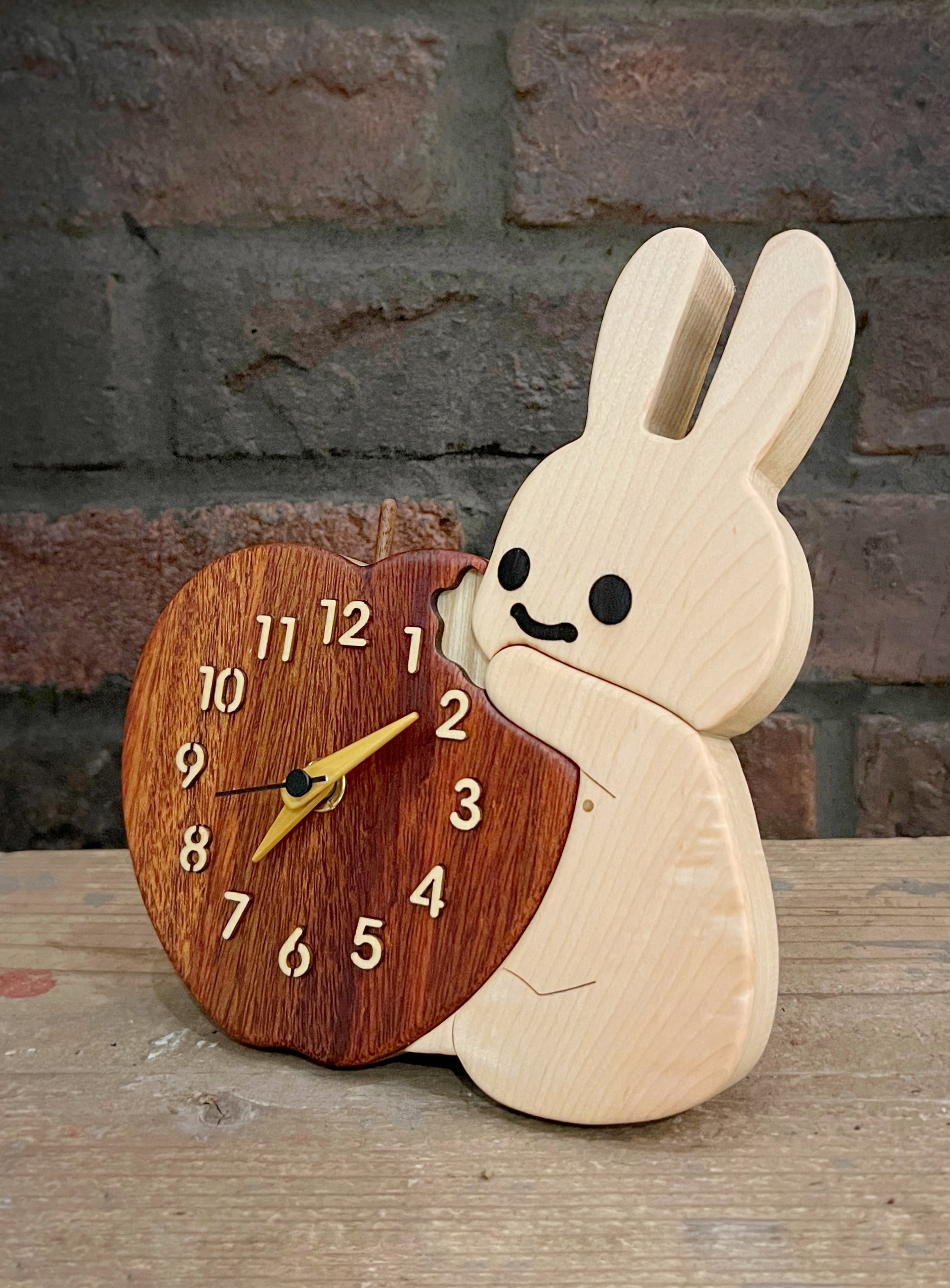 木でできたうさぎとりんごの置き時計｜ウサギがいる｜CUNE ONLINE STORE