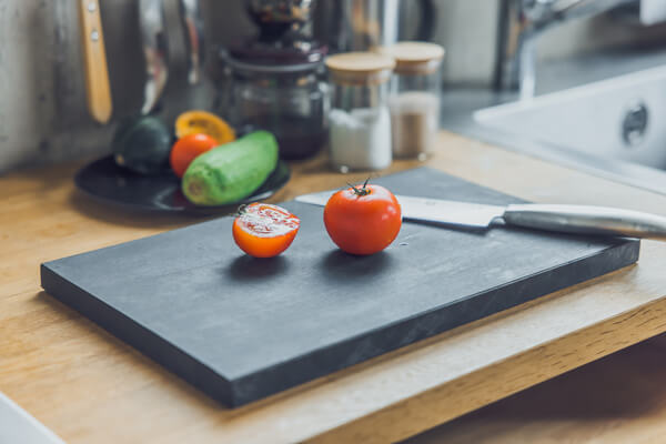 キッチンにもテーブルにも映える！包丁に優しくにおいや汚れに強い釜浅