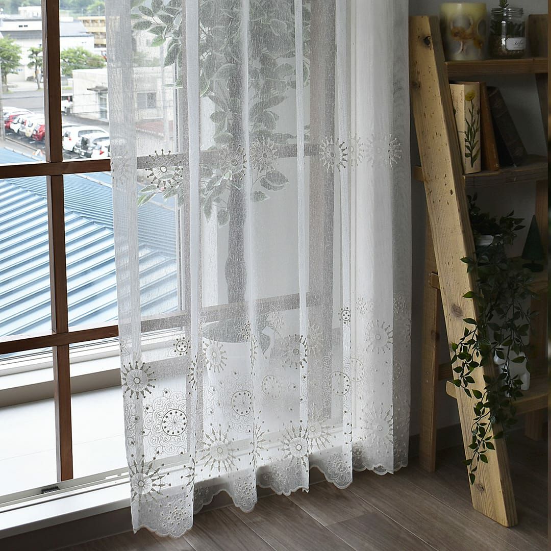 ホワイトの太陽のようなお花がかわいいシームレスカフェカーテン