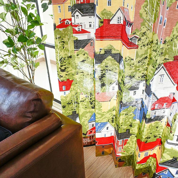 北欧カーテン】自然の中にある色とりどりの家が描かれたデザイン