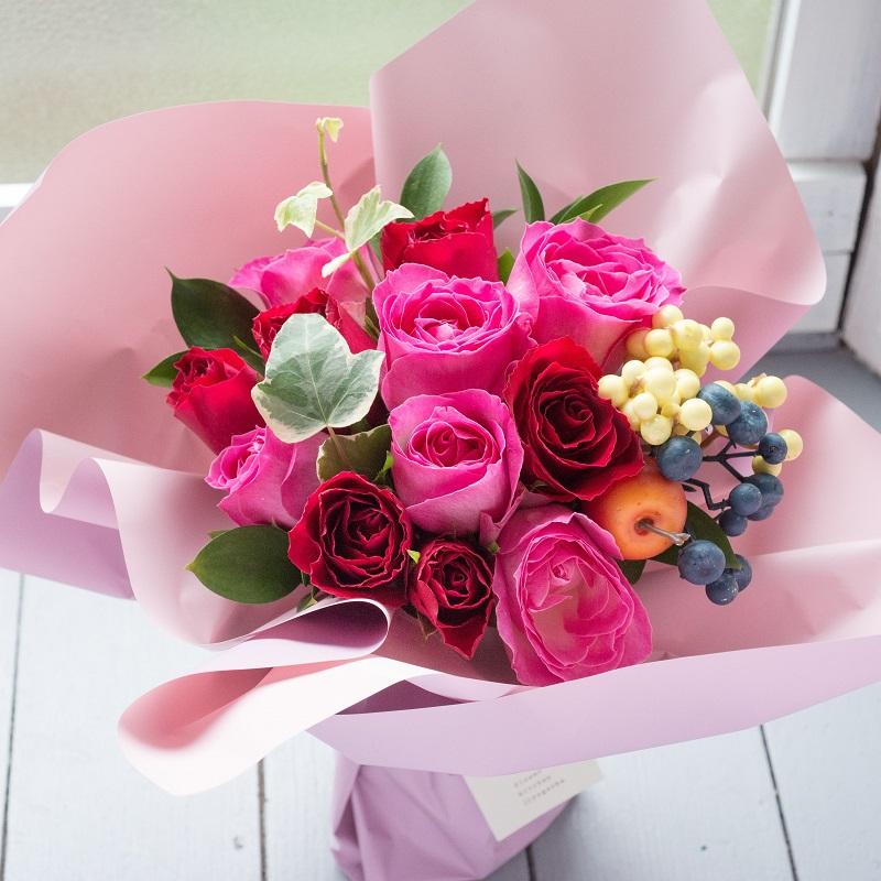 バラのハグブーケ バラ12本のスタンディングブーケ（ピンク＆レッド系