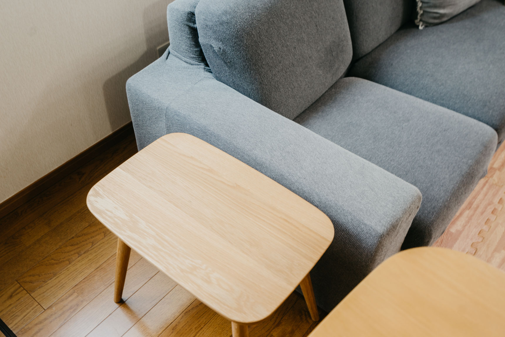 来客用の椅子にも、サイドテーブルにも。フレキシブルに使える無印良品