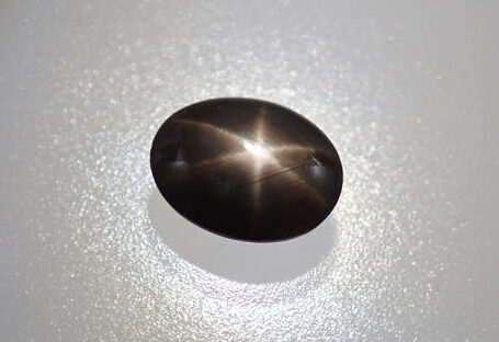 魅惑の黒い宝石。ブラックスターサファイアの謎に迫る！ | カラッツ