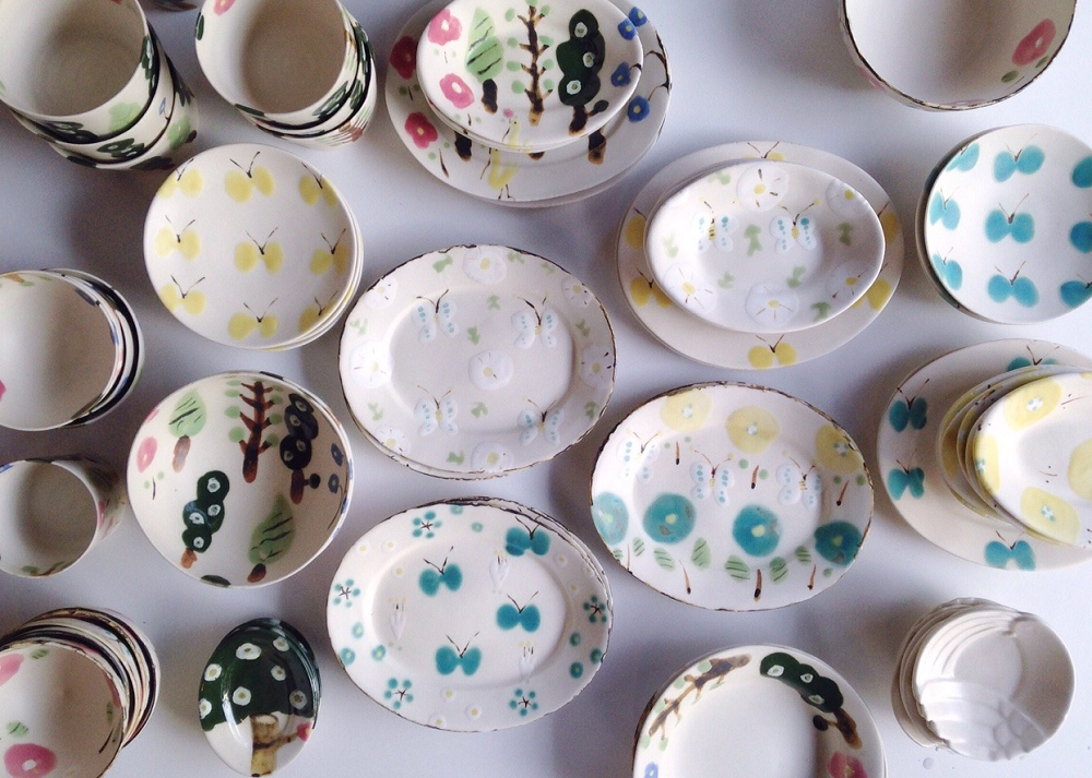 ほっとする色使いが魅力。石木文さんがつくるお皿で明るく楽しい食卓を