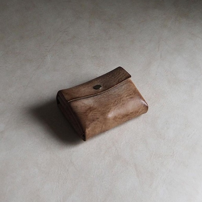 長く使い続けたくなる革の質感。洗練された「comorebito」のレザー