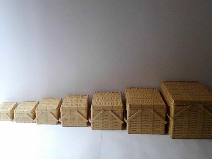 シンプルで丈夫な「おじろ角物店」の竹かご。用途はライフスタイルに