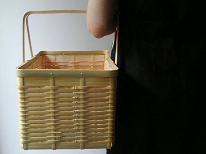 シンプルで丈夫な「おじろ角物店」の竹かご。用途はライフスタイルに