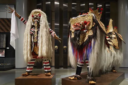 施設写真】 インドネシア・バリ島に伝わる魔女「ランダ」(左)と聖獣