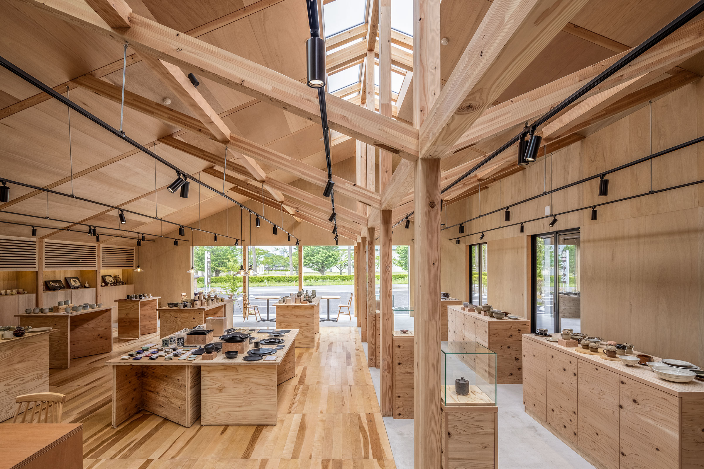 杤尾直也 / to-rippleによる、福島・西白河郡の店舗兼工房「大堀相馬焼