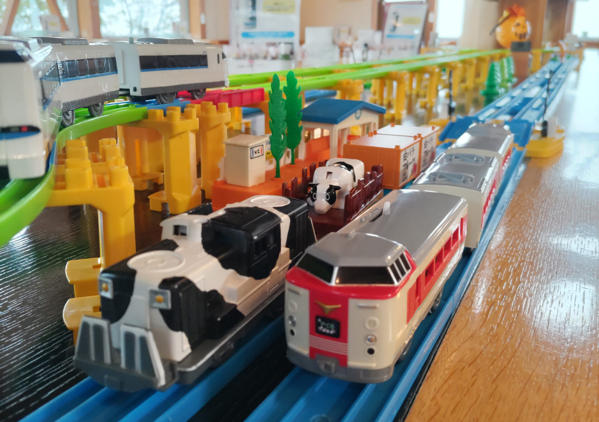 大山まきばみるくの里のレストランに白バラ貨物列車が登場！ - 大山乳業