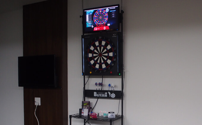 自宅でダーツバーの臨場感が味わえる！モニターダーツスタンドBLITZER