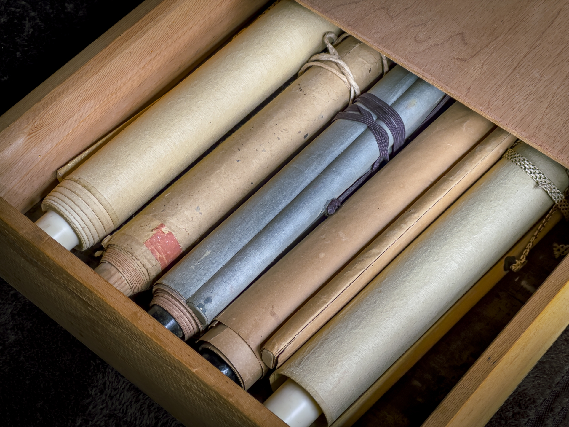 遺品整理で出てきた掛け軸】箱書き付き掛け軸の価値と買取相場を解説