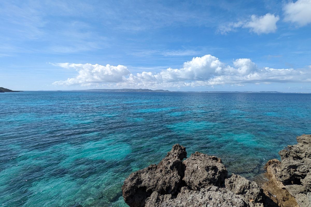 日帰りでは絶対に見られない景色！”神の島” 沖縄の絶景離島「久高島