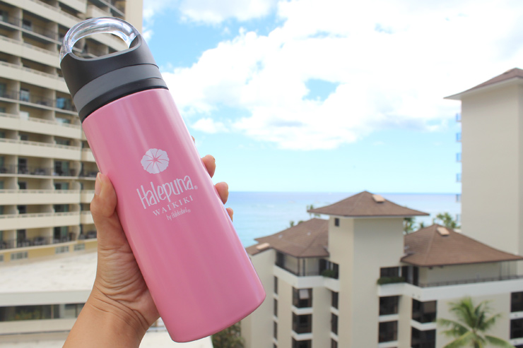 ハレプナ ワイキキ バイ ハレクラニ」のロゴ入りボトル販売中 | アロハ