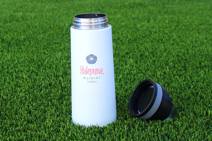 ハレプナ ワイキキ バイ ハレクラニ」のロゴ入りボトル販売中 | アロハ