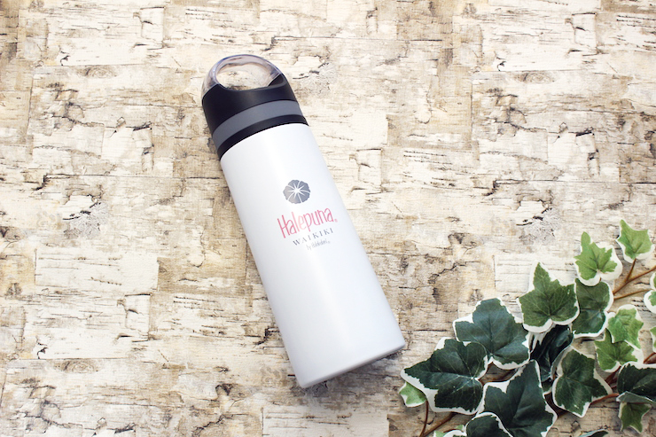 ハレプナ ワイキキ バイ ハレクラニ」のロゴ入りボトル販売中 | アロハ