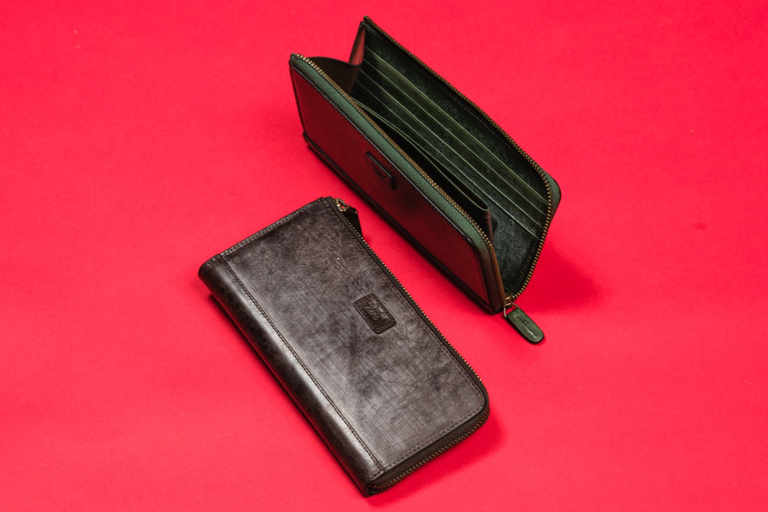 ブライドルレザーの長財布、L字VSラウンド・ファスナーを比較｜ダ