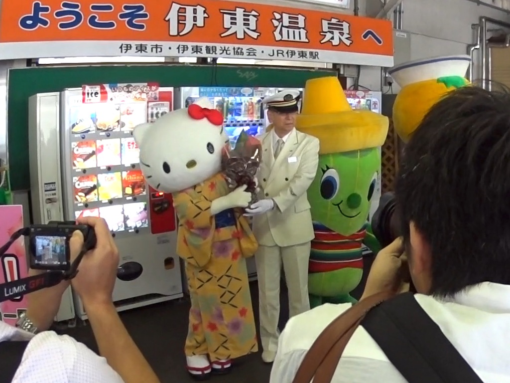 ハローキティと行く伊東温泉の旅」に参加して浴衣姿のキティちゃんと