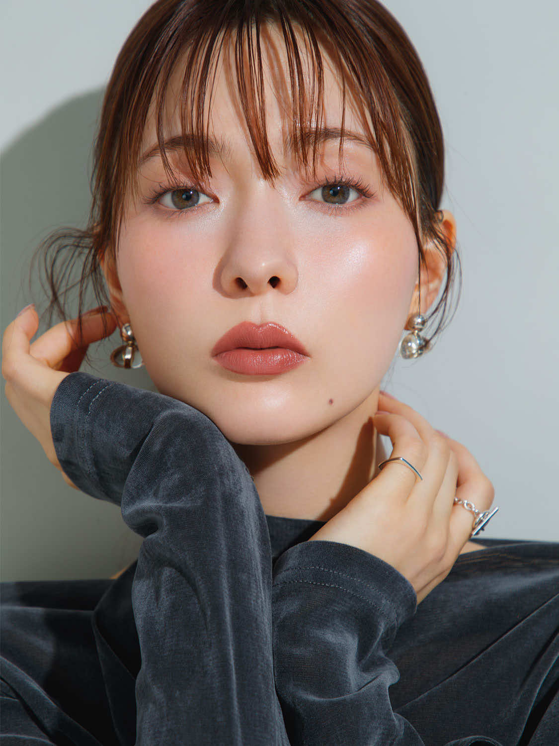 アリサの“指名買いコスメ”も紹介！人気モデル・八木アリサ的2025年春の