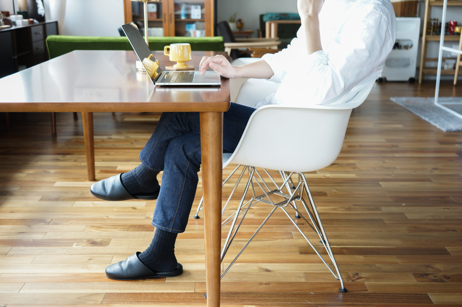 イームズ アームシェルチェア DAR ホワイト クロームベース［DAR. 47