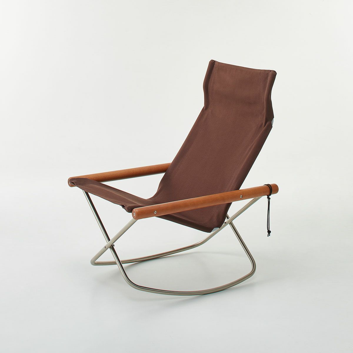 くつろぎのその先へ。日本を代表する折りたたみ椅子、ニーチェアの座り