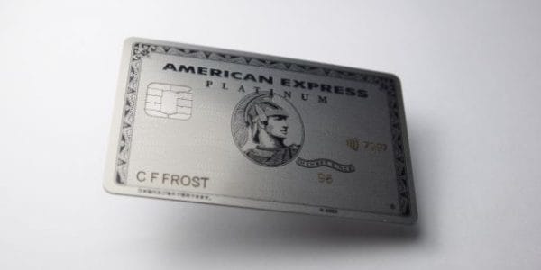 アメリカン・エキスプレス・プラチナ・カード」の金属製メタルカードが