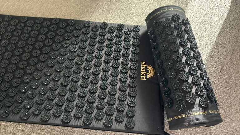 令和の拷問器具!?「シャクティマット」を試したらサウナみたいに