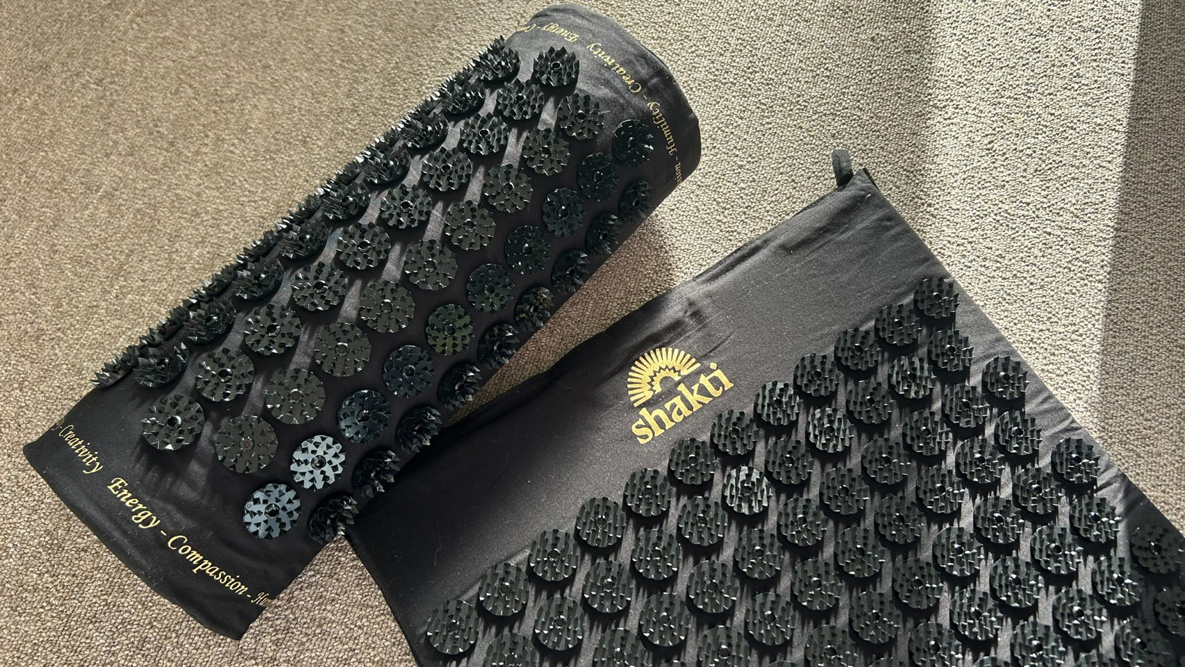 令和の拷問器具!?「シャクティマット」を試したらサウナみたいに