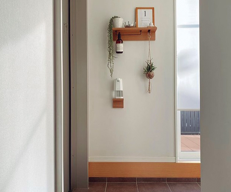 スタイリストが伝授！玄関が華やかになる無印良品「壁に付けられる家具