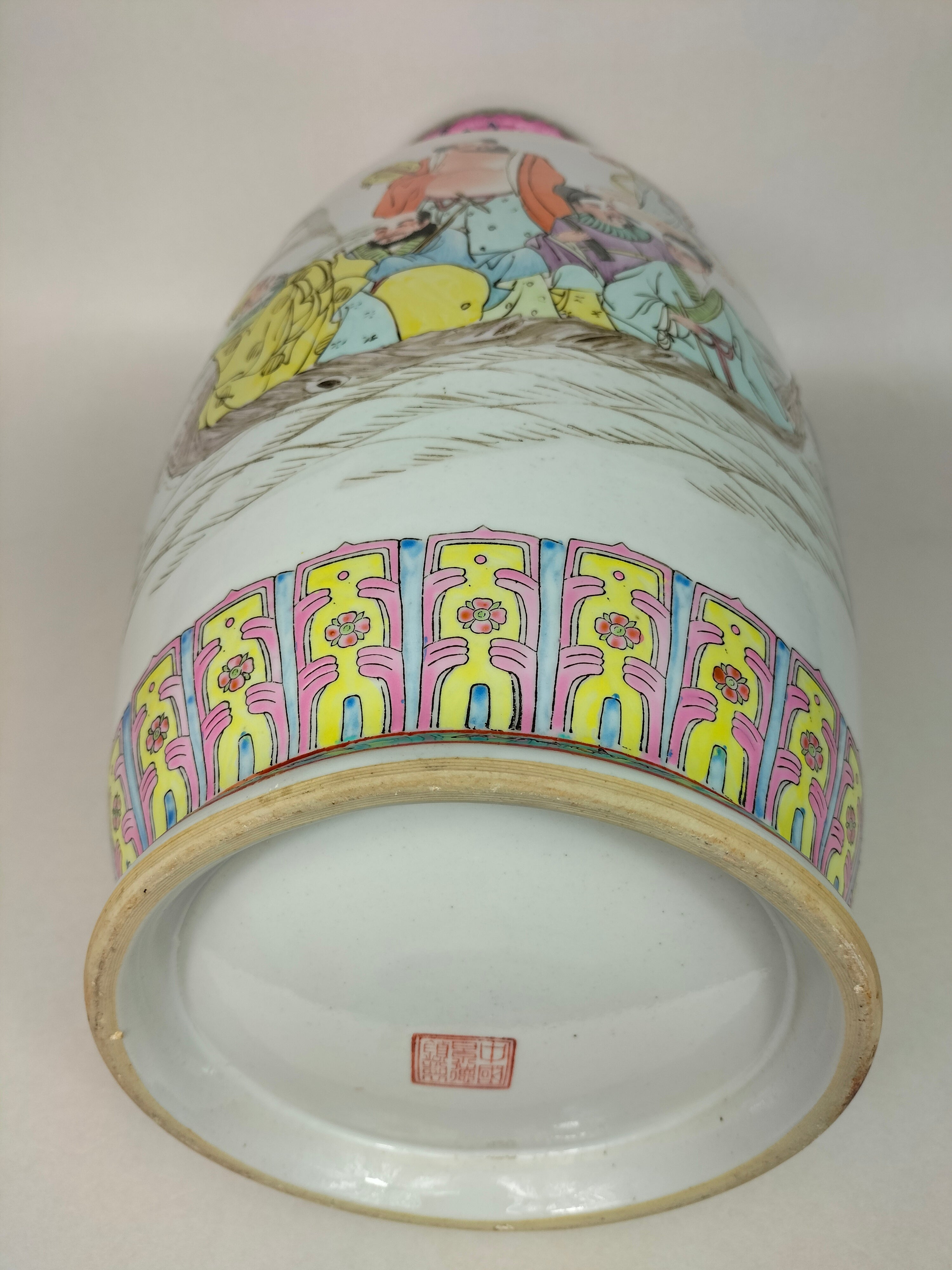 大型中国粉彩花瓶，饰有8 个神仙// 景德镇- 20 世纪– Diddenantiques