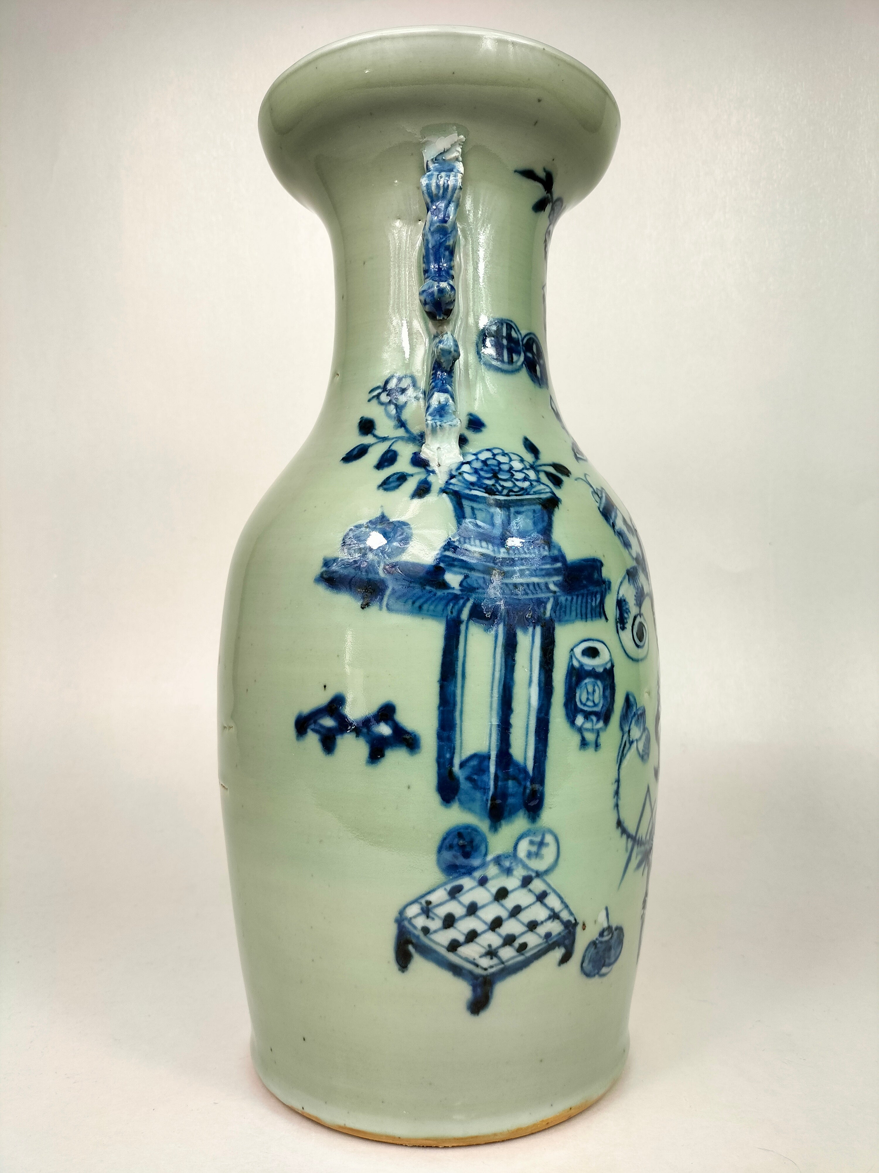 中国古董青瓷花瓶，饰有古物// 清朝- 19 世纪– Diddenantiques