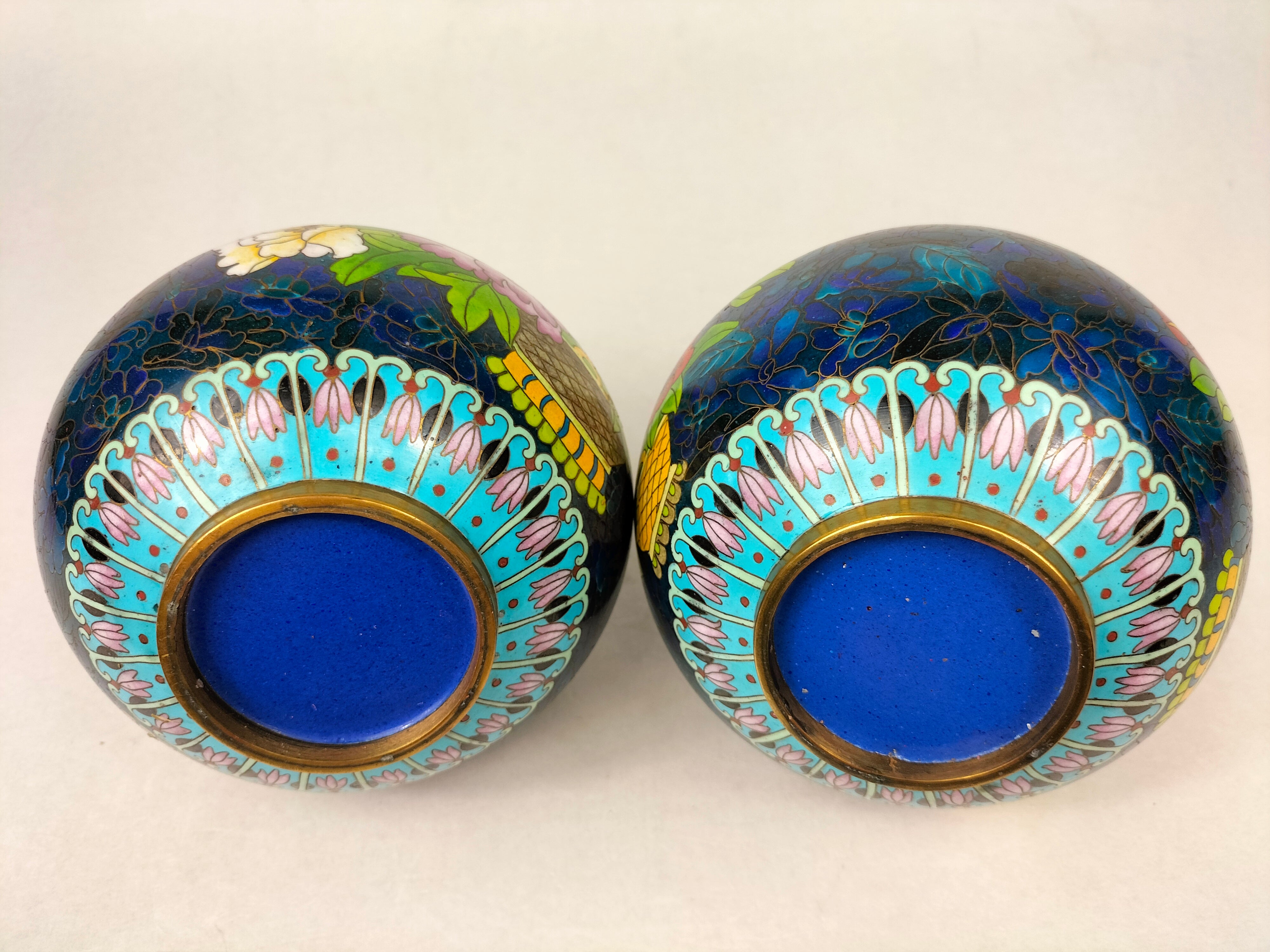 一对中国双葫芦景泰蓝花瓶装饰花篮// 20 世纪– Diddenantiques