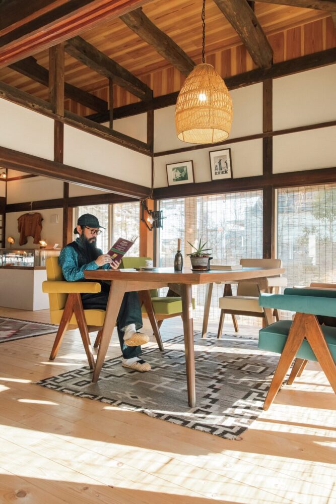 ピエール・ジャンヌレの家具をナバホラグでスタイリング！ “フレンチ