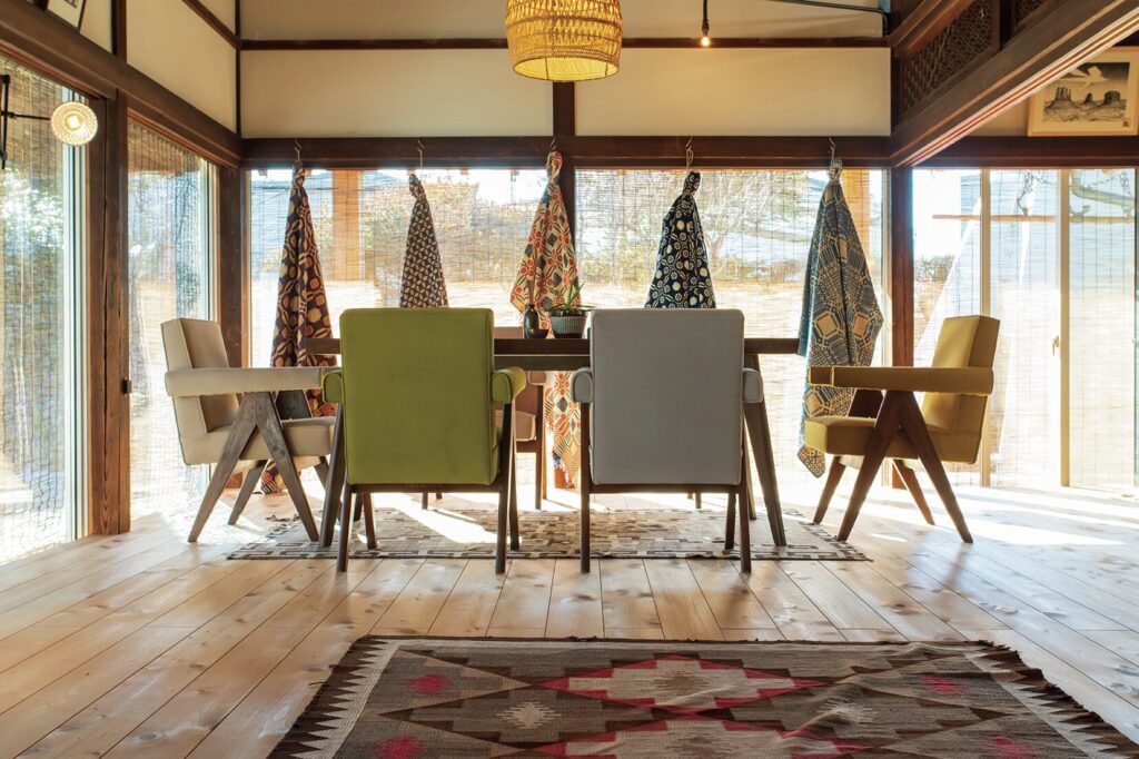 ピエール・ジャンヌレの家具をナバホラグでスタイリング！ “フレンチ