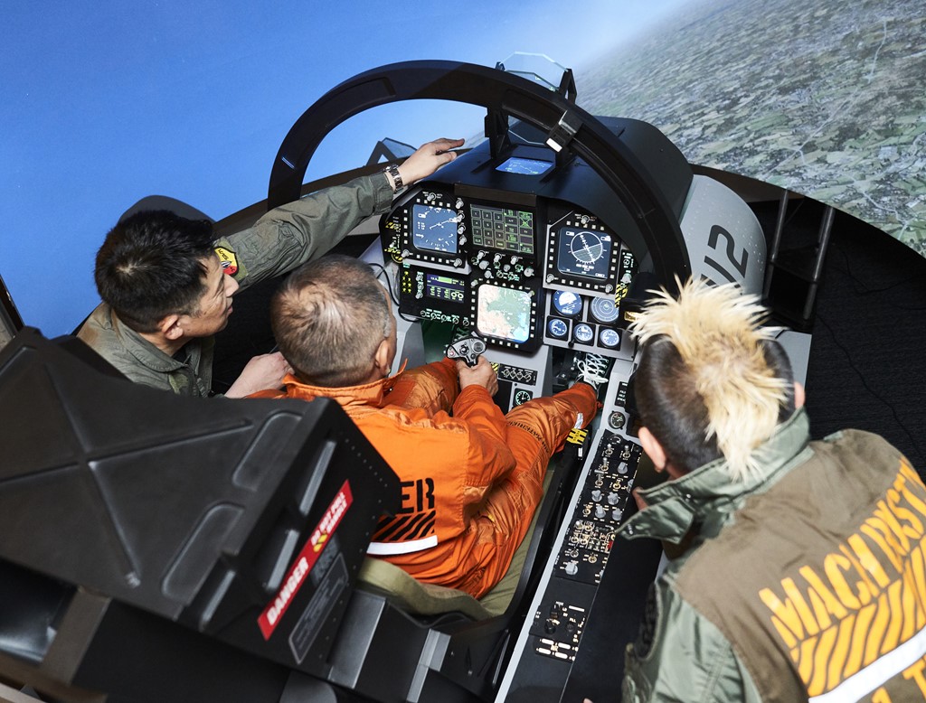 飛行機好きの聖地「LUXURY FLIGHT」で大人が遊んでみた。 | Dig-it