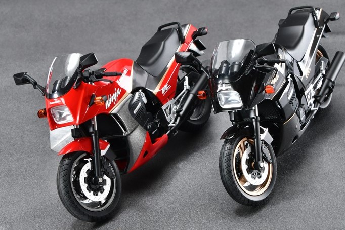 アオシマの完成品バイクシリーズ。超精密な12分の1スケールの初代