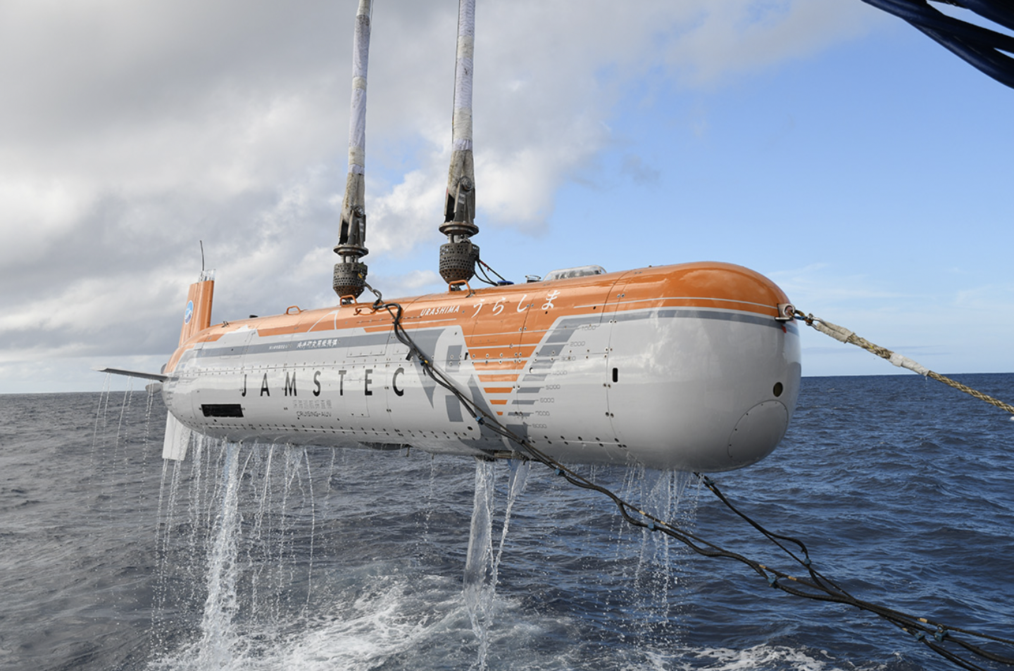 JAMSTEC、深海巡航探査機「うらしま8000」が深度8015.8mの最深記録達成