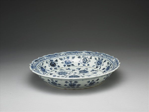 青花纏枝花卉紋蓮花式盤- 故宮