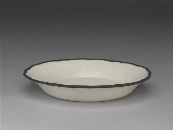 定窯白瓷劃花水波雙魚紋碟- 故宮