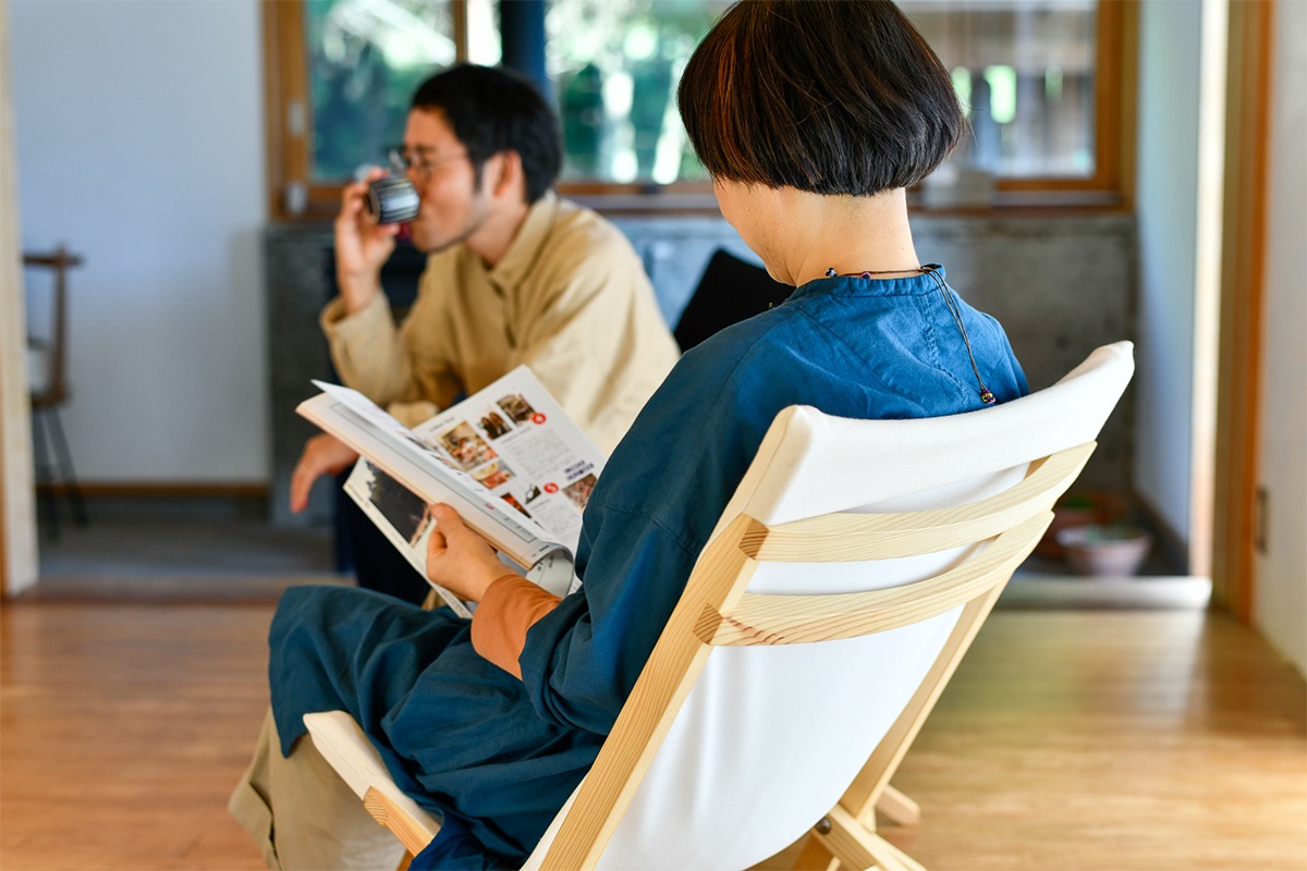 信州伊那谷のアカマツで作った、暮らしを身軽にする家具ブランド