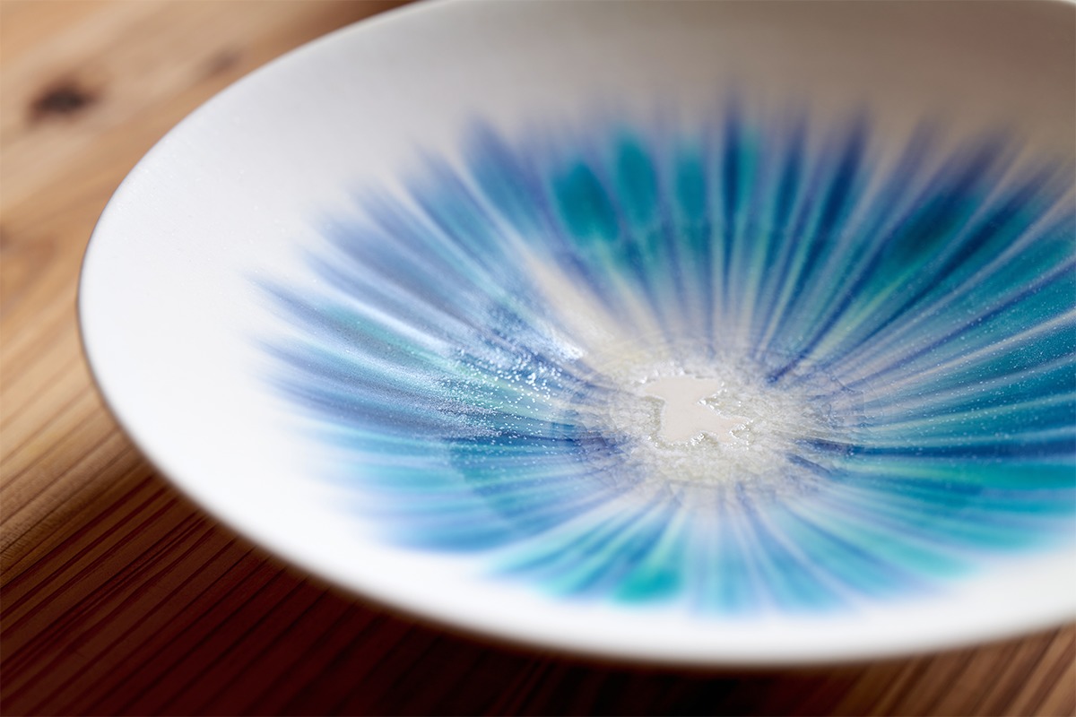 色の小宇宙 「岩崎龍二のうつわ」というアート | Discover Japan