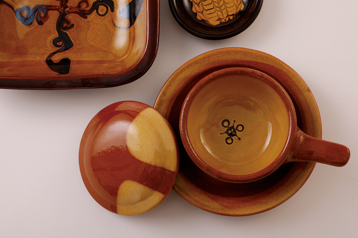 食事がより楽しくなる《湯町窯》のうつわどこかエキゾチックでモダンな