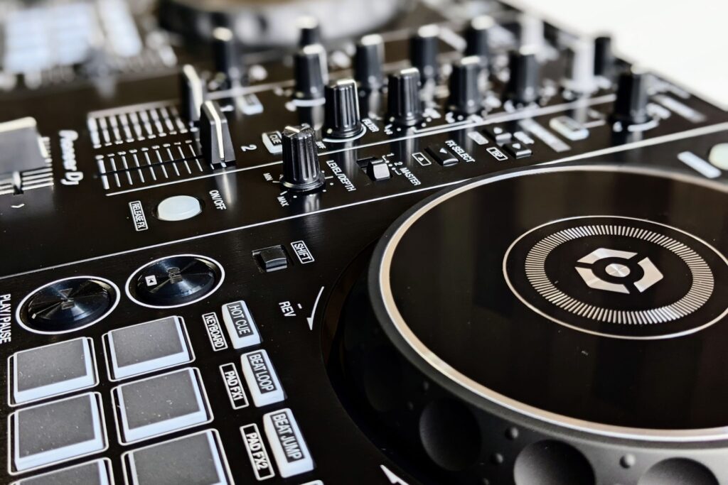 DDJ-400生産終了。後継機と他に3万円台で入手できるDJコントローラーの