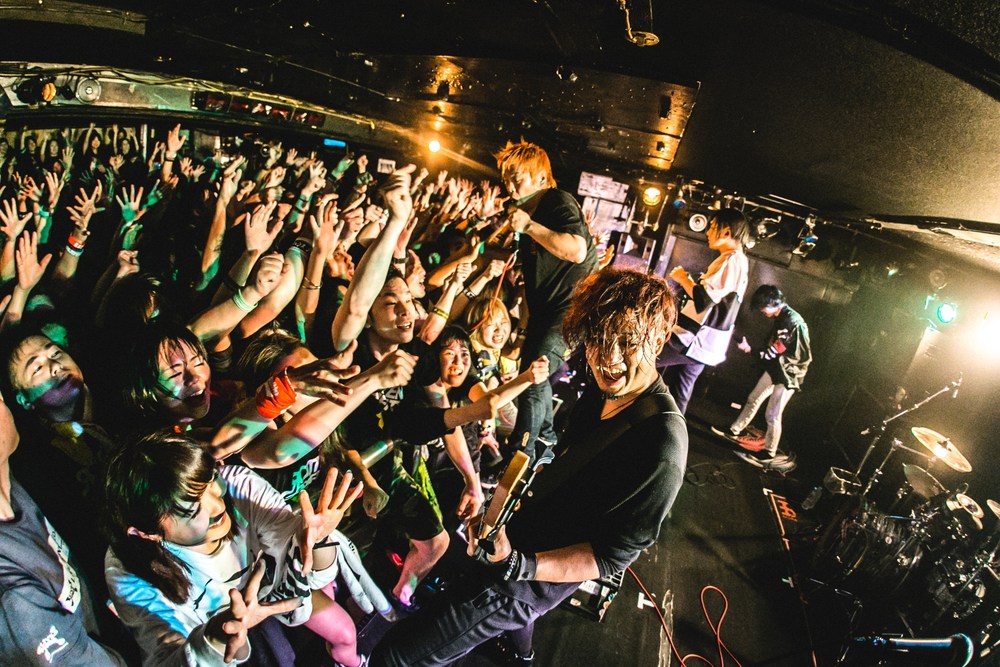 ROTTENGRAFFTY、バンドとファンがガチンコでぶつかり合い、圧倒的な