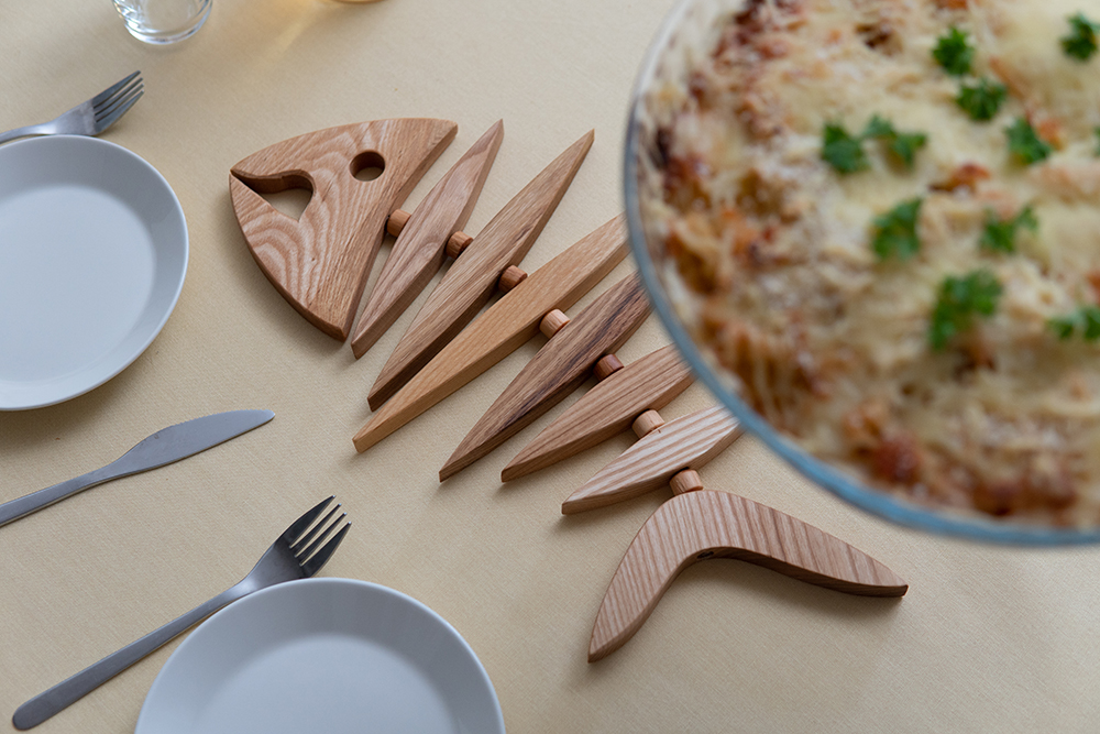 お魚の釣り針をモチーフにしたユニークな北欧木工職人のアイテム。木製